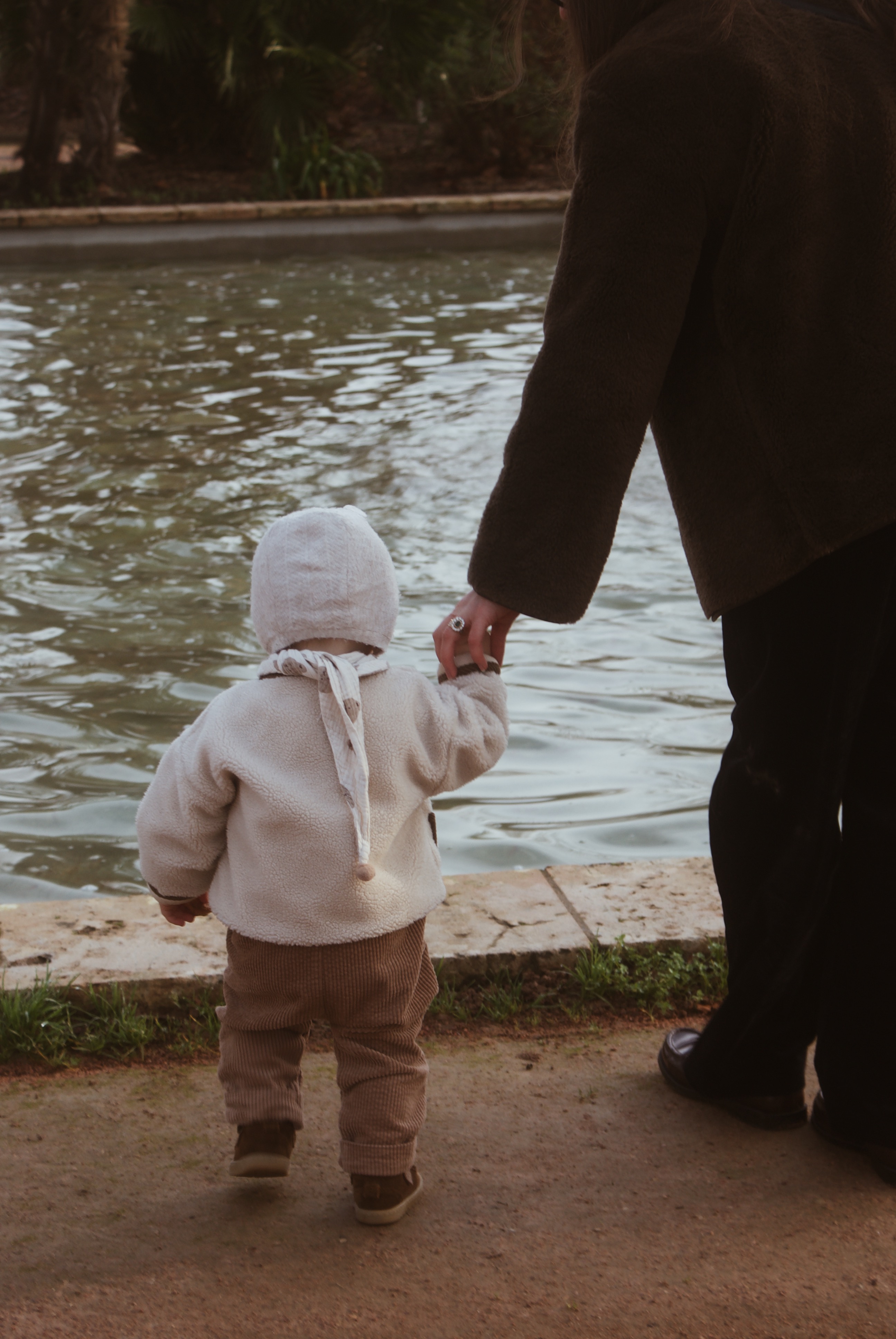 Parent et enfant dans un moment de complicité 