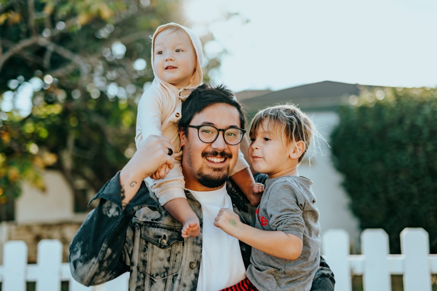 Parent et enfant dans un moment de complicité 